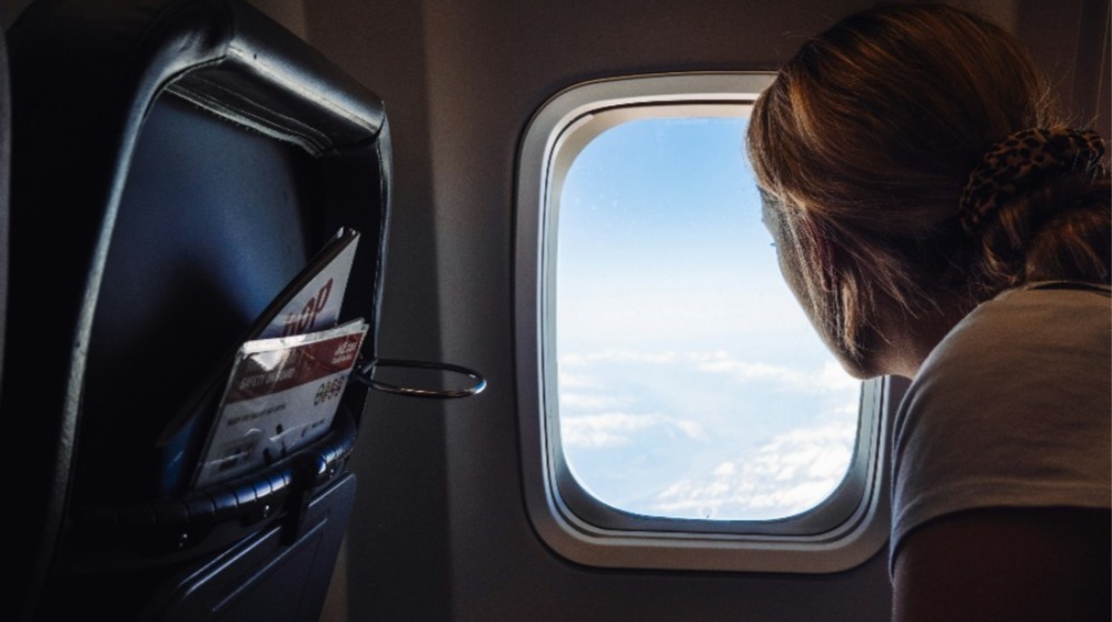 Ποια είναι η καλύτερη θέση να κάθεσαι στο αεροπλάνο, σύμφωνα με τους αεροσυνοδούς